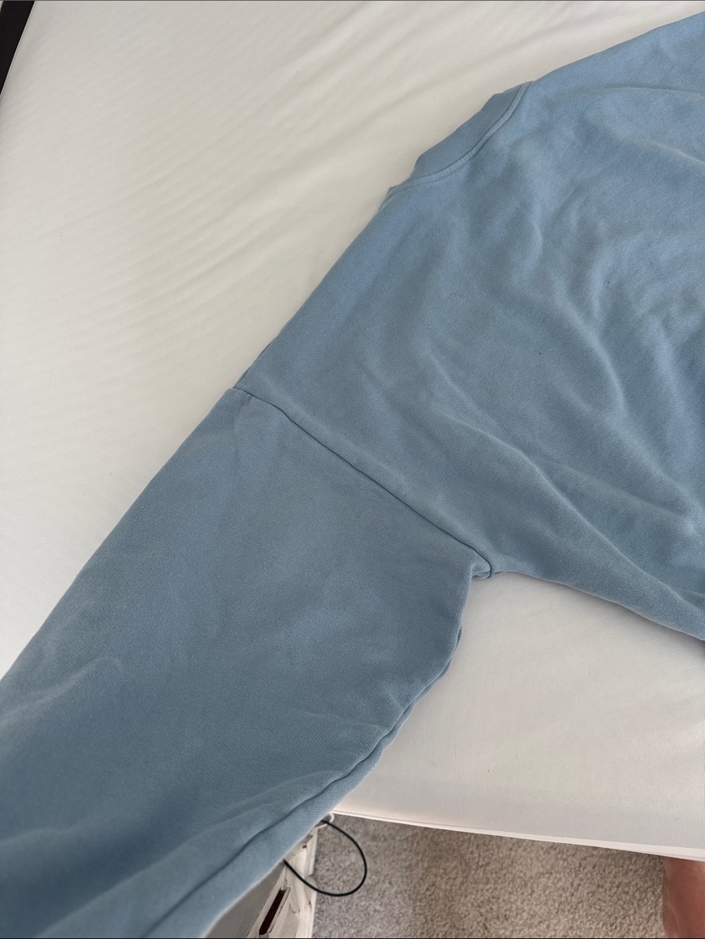 ALO Yoga Women's Dusty Blue Crop Crewneck Accolade Sweatshirt - Picture 6 of 7